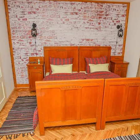 Apartament Familija 77 *